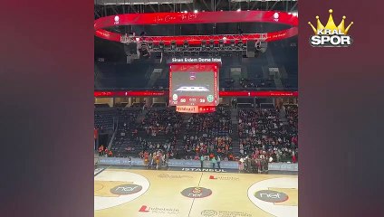 Galatasaray'ın basket maçında "Fener Ağlama" göndermesi