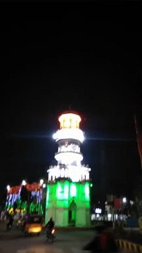 दुल्हन की तरह सजी इमारतें
