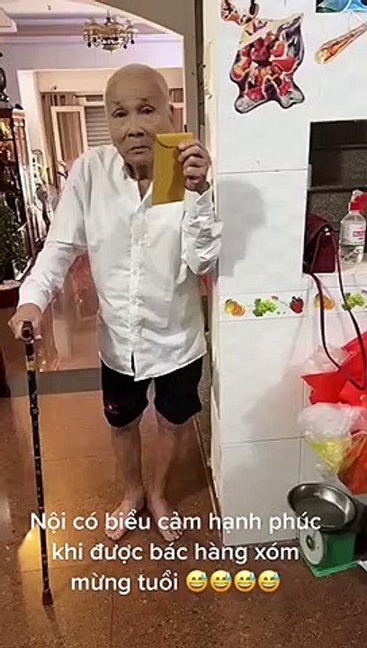 Cụ ông vui vẻ, tươi cười khi được người hàng xóm mừng tuổi