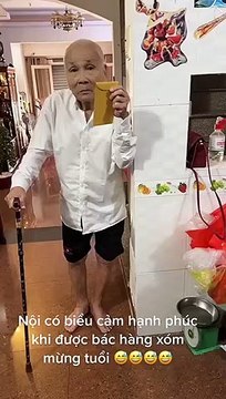 Cụ ông vui vẻ, tươi cười khi được người hàng xóm mừng tuổi