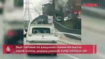 Kamyonetteki borular araçlara çarparak trafikte tehlike saçtı