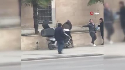 Motokurye ile vatandaşın tekme tokat kavgası kamerada