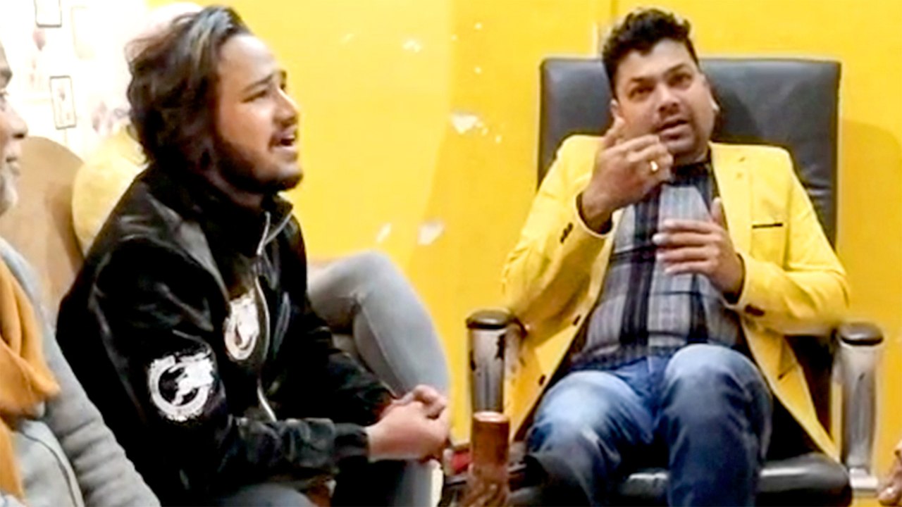 सोशल मीडिया पर वायरल हुए कन्हैया राज को आशीष वर्मा ने दिया गाना गाने का मौका