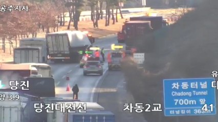 대전당진고속도로에서 대형화물차 2대 추돌...1명 부상 / YTN