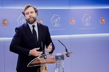 La indiferencia con la que Espinosa de los Monteros encajó la iniciativa y los dardos de Olona