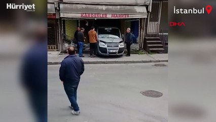 Geri geri kayan araç depoya girdi