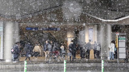 日, 기록적 한파·폭설 피해 속출...열차 멈춰서 10시간 갇히기도 / YTN