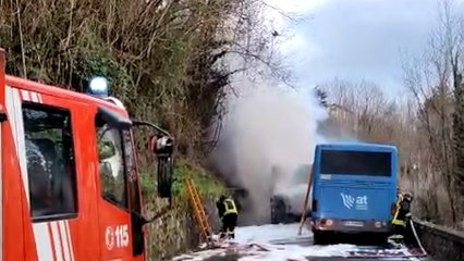 A fuoco l'autobus con gli studenti a bordo: paura a Barga