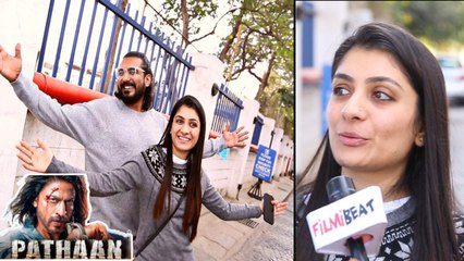 Pathaan Mania.. Adorable Couple Fanism On Sharukh Khan  *Vox | Telugu FilmiBeat