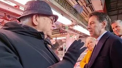Giuseppe Conte massacrato dal pensionato al mercato Non siete capaci