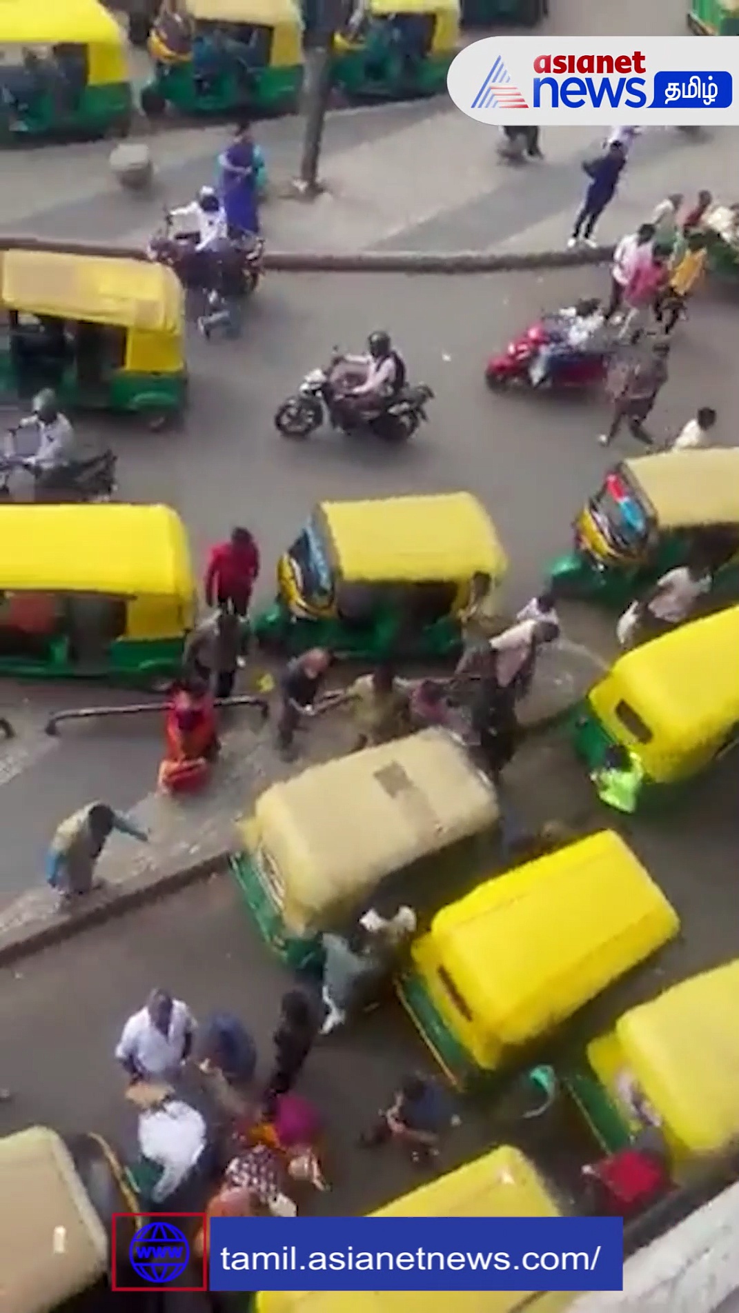 Video: பணத்தை வாரி வாரி வீசிய இளைஞர்.. பண மழையில் நனைந்த பெங்களூர் பொதுமக்கள்!!