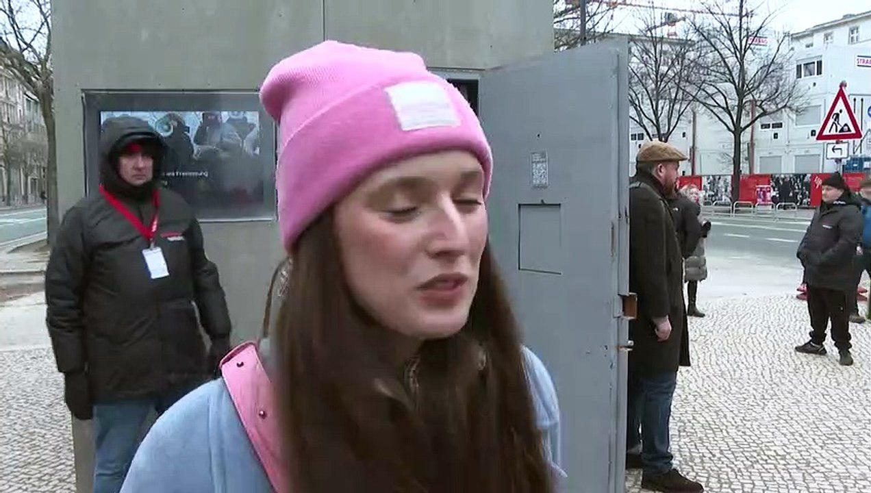 Nachgebaute Nawalny-Gefängniszelle vor russischer Botschaft in Berlin