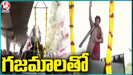 Huge Garland To Pawan Kalyan By Crane |  Vijayawada | V6 News (1)