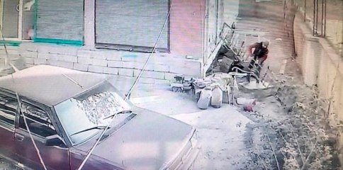 Iğdır'da gündüz vakti hırsızlık: Söktüğü camın çerçevesini kendi malı gibi götürdü