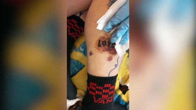 Woman covers herself with 100 self-drawn tattoos at the request of strangers