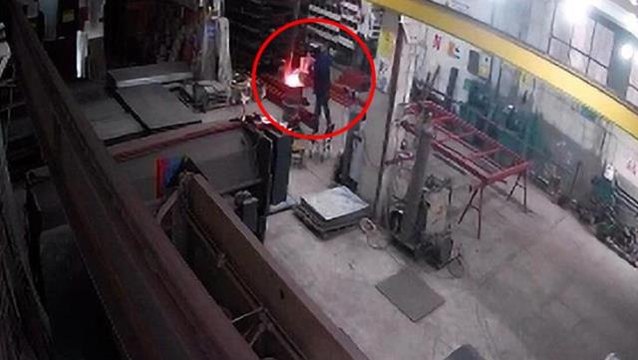 Tinerle sobayı yakmak isterken alevler içinde kaldı! Dehşete düşüren anlar kamerada