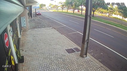 Câmera mostra como ocorreu colisão na Avenida Barão do Rio Branco