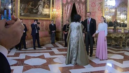 Momento en el que el embajador iraní no estrecha la mano de la Reina Letizia.