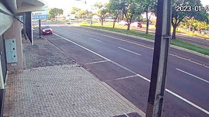 Câmera mostra como ocorreu colisão na Avenida Barão do Rio Branco