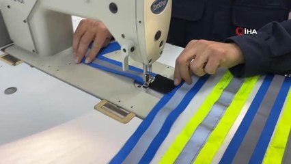 Jandarma sokak köpeklerine gece görünmeleri için elleriyle reflektif şerit dikti