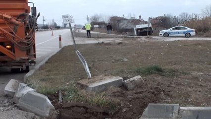 Direksiyon başında rahatsızlanınca yoldan çıkan kamyonetin sürücüsü yaralandı