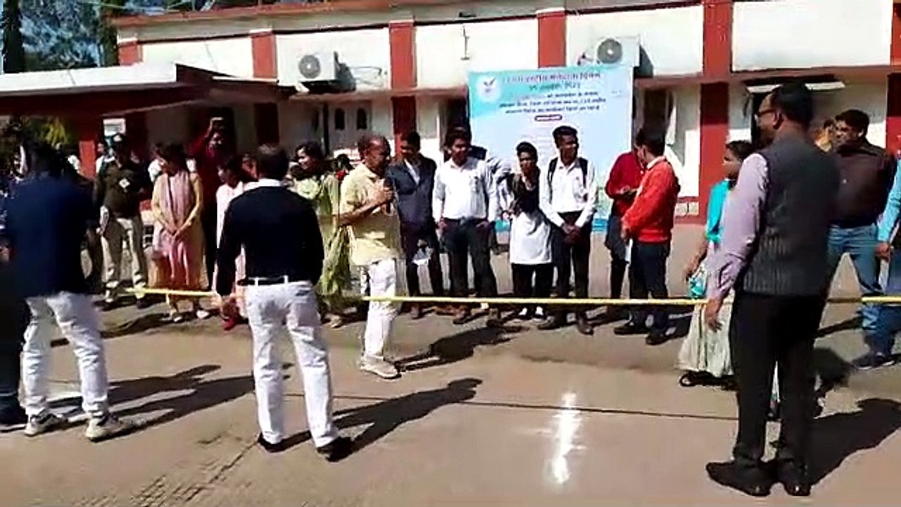 कलेक्टर ने खींची रस्सी, कुर्सी के लिए लगाई दौड़