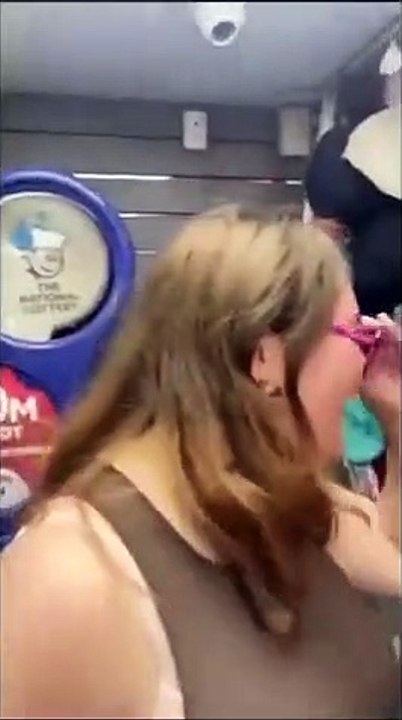 Cette fille va dans un magasin de lunettes et elle en a bien besoin