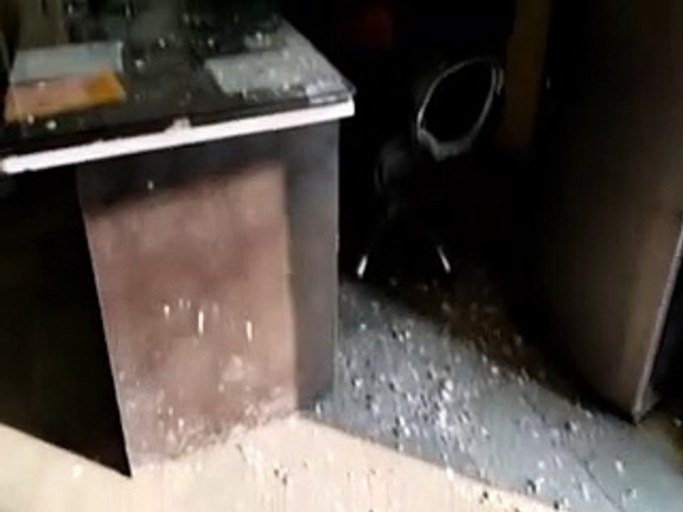 video: ﻿अस्पताल की छत से गिरा प्लास्तर, बाल-बाल बचे चिकित्सक