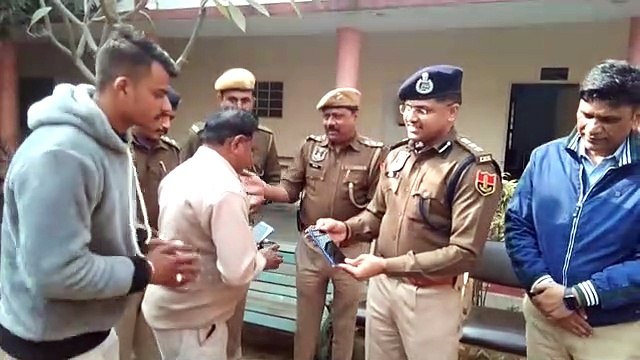 8 लाख रुपए कीमत के 55 से अधिक मोबाइल बरामद, खोए हुए मोबाइल हाथ में आए तो छलक आए आंसू