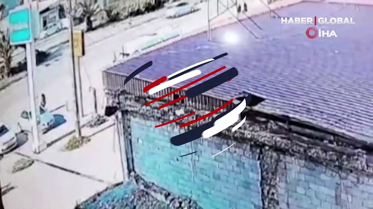 Kaza anı kamerada: Köpeğe çarpmamak için ani fren yapınca tırlar çarpıştı