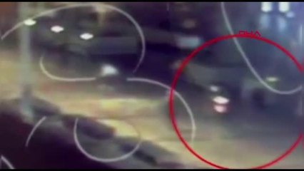 İSTANBUL-BEYOĞLU'NDA MOTOSİKLETLİ KAPKAÇCI KAMERADA