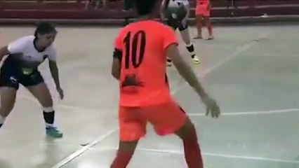 Cette joueuse de futsal n'a pas supporté de se faire dribler tout le match