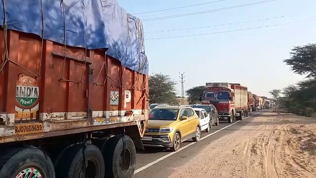 ट्रक व कैम्पर की आमने-सामने जबरदस्त टक्कर, बारात से लौट रहे तीन युवकों की मौत