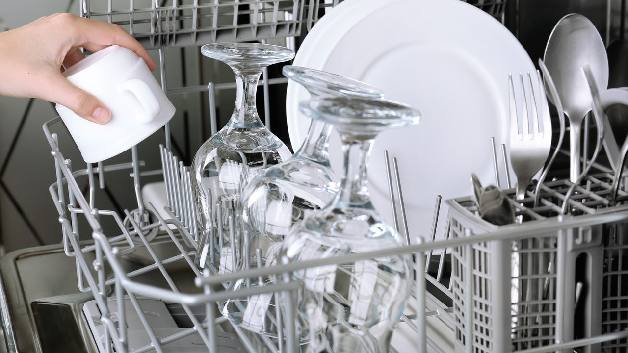 Geschirr aus der Spülmaschine schmeckt bitter? Das ist der Grund