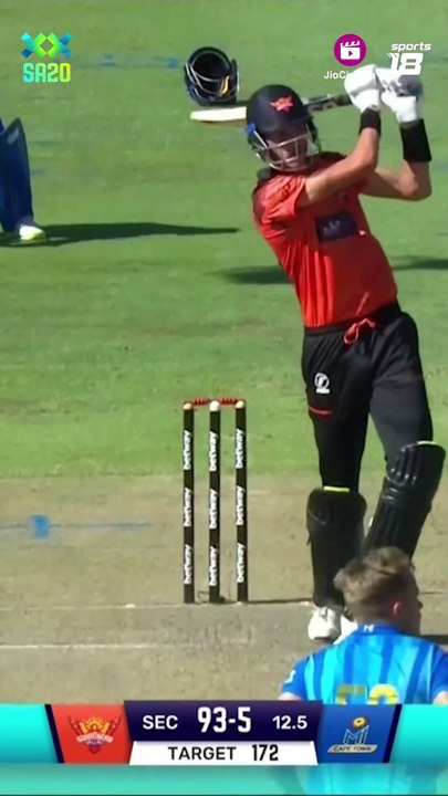 Here's what happened on the boundary line after Zainab Abbas' collision with_Full-HD