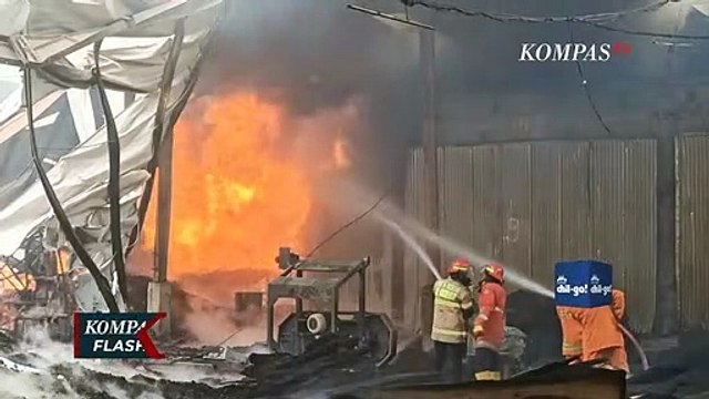 Kebakaran Pabrik Kayu Lapis di Sukoharjo Jateng, 10 Unit Damkar Diturunkan!