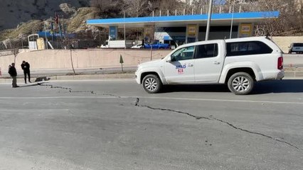 Çatlak oluşan yolda ulaşım kontrollü sağlanıyor