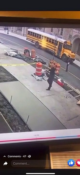 Ce vieil homme passe sur un trottoir en rénovation et c'est une mauvaise idée