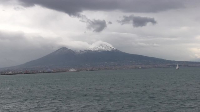 Napoli, neve sul Vesuvio: turisti scattano selfie al lungomare Caracciolo