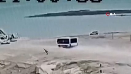 Malatya'da yolcu otobüsünde can pazarı: Otobüsün göle düştüğü anlar kamerada