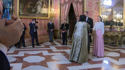 El embajador de Irán no da la mano a la reina Letizia