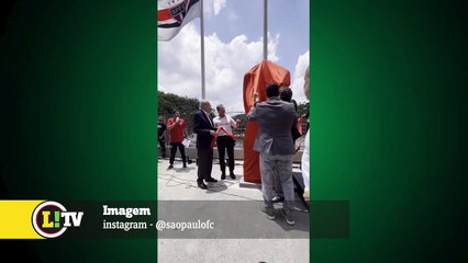 Momento da inauguração da estátua de Telê Santana no Morumbi