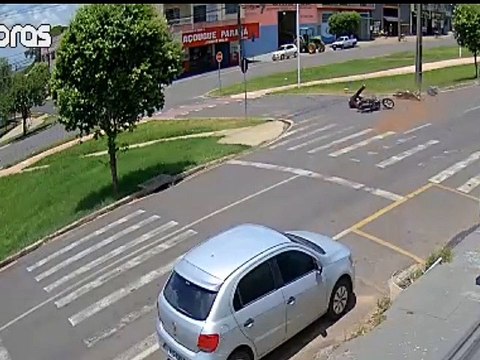 Imagens mostram batida que envolveu um carro e duas motos e deixou um jovem ferido, em Umuarama