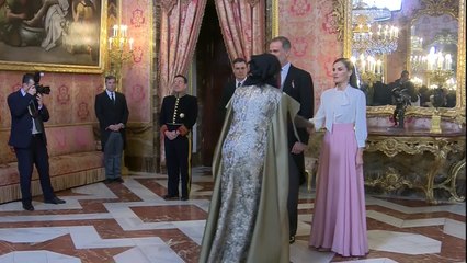 El embajador de Irán no da la mano a la reina Letizia