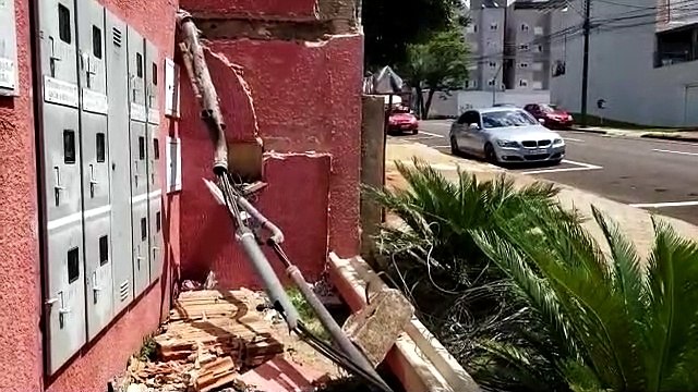 Caminhão derruba fios e causa prejuízo a entregador de eletrodomésticos
