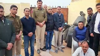 चक्की में डोडा पोस्त पीसकर बेच रहा था, तभी पुलिस ने छापा मारा