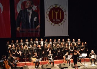 Bilecik'te farklı yaş ve meslek gruplarından oluşan koro ilk konserini verdi
