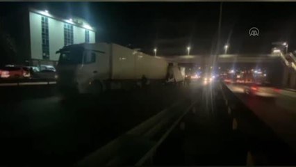 Beylikdüzü'nde park halindeki tıra çarpan kamyonetin sürücüsü kazayı yaralanmadan atlattı