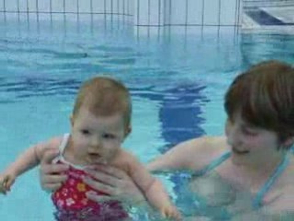 chloé a la piscine