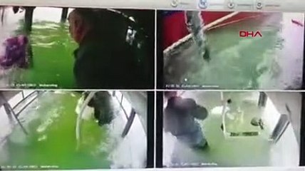 Yolcu taşıyan otobüs baraj gölüne uçtu-1